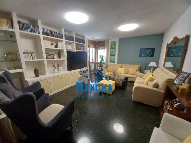 INMOBILIARIA LA MANCHA VENDE FANTÁSTICO PISO EN PLENO CENTRO DE ALBACETE, CON PATIO Y GARAJE. photo 0