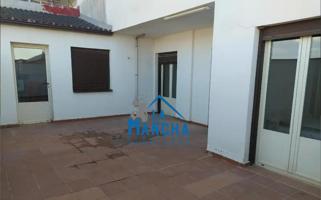 REF:Y066. INMOBILIARIA LA MANCHA VENDE FANTÁSTICO PISO CON PATIO EN MADRIGUERAS. photo 0