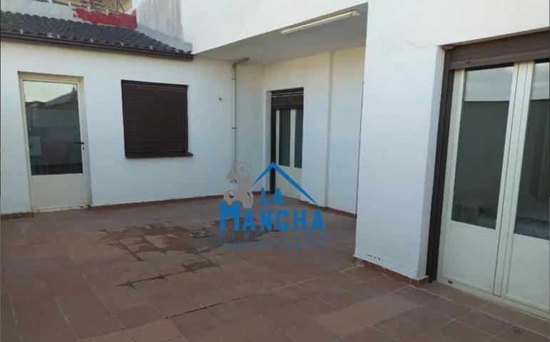 REF:Y066. INMOBILIARIA LA MANCHA VENDE FANTÁSTICO PISO CON PATIO EN MADRIGUERAS. photo 0