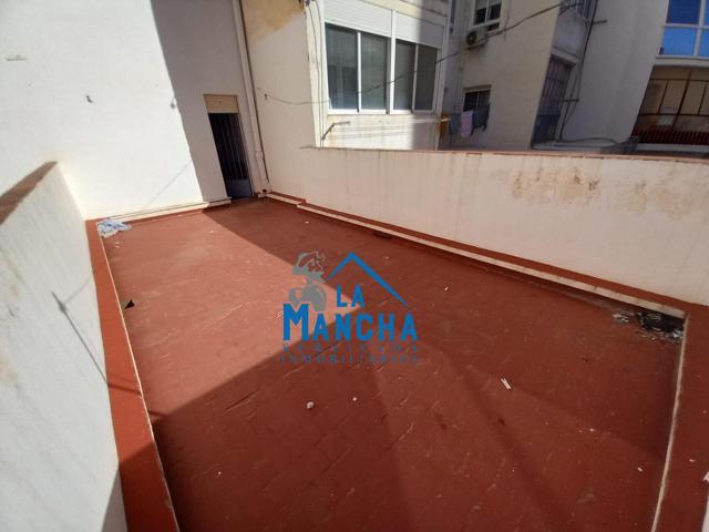 REF: Y073 INMOBILIARIA LA MANCHA VENDE PISO EN ZONA CENTRO CON PATIO. photo 0