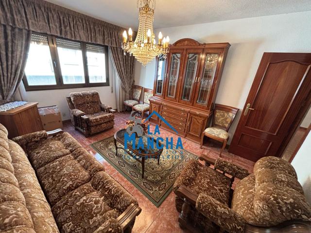 INMOBILIARIA LA MANCHA VENDE PISO EN ZONA FERIA-CENTRO CON PATIO. photo 0