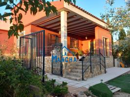 INMOBILIARIA LA MANCHA VENDE CHALET INDEPENDIENTE EN TERRENO URBANO URBANIZACIÓN AGUACAMPADA photo 0