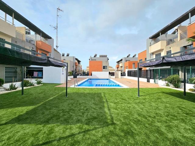 GRAN CHALET DE ESQUINA EN TORREVIEJA, 3 HAB, 2 BAÑOS photo 0