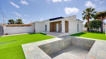 GRAN CHALET REFORMADO CON PISINA PRIVADA EN TORREVIEJA, 4 HAB, 3 BAÑOS photo 0