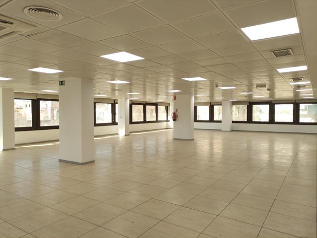 CUZCO-ORENSE , 460m2, exterior con 3 fachadas a la calle muy luminosa photo 0