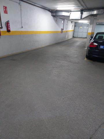 plaza de garaje para coche grande photo 0