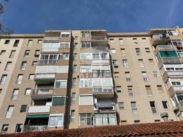 Piso en venta en la calle Lima en el barrio del Bon Pastor, muy cerca del centro comercial la Maquinista photo 0