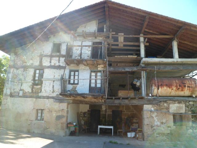 Espectacular caserío de aproximadamente 387 m2 por planta, con tres plantas, y unos 12800 m2 de terreno totalmente llano. photo 0