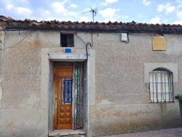 CASA CON PATIO Y GARAJE, PARA REHABILITAR, EN ADANERO photo 0