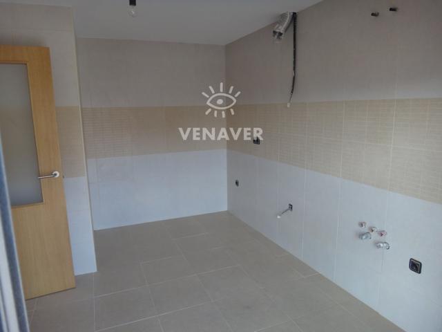 Piso en venta en Ourense, con 105 m2, 2 habitaciones y 2 baños, Garaje, Trastero, Ascensor y Calefacción Central con contador individual. photo 0