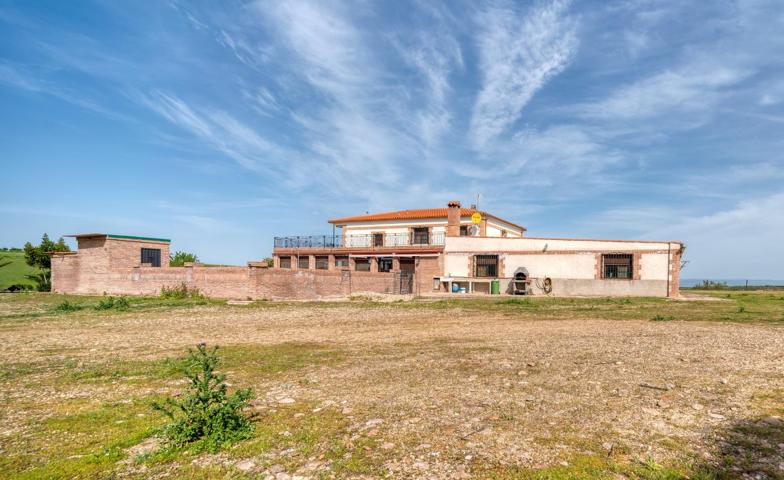 IMPRESIONANTE CASA DE CAMPO DE 350M2 EN PARCELA DE 70.000 M2 LISTA PARA ENTRAR A VIVIR. photo 0