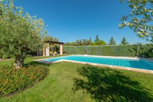 ESPECTACULAR CHALET DE LUJO, CON ACABADOS DE ALTA CALIDAD, JARDIN DE DISEÑO Y PISCINA, EN LA MEJOR Z photo 0