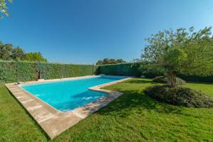 ESPECTACULAR CHALET DE LUJO, CON ACABADOS DE ALTA CALIDAD, JARDIN DE DISEÑO Y PISCINA, EN LA MEJOR Z photo 0