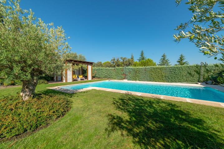 ESPECTACULAR CHALET DE LUJO, CON ACABADOS DE ALTA CALIDAD, JARDIN DE DISEÑO Y PISCINA, EN LA MEJOR Z photo 0