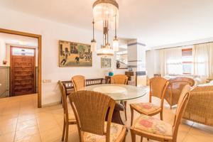 CASA ESQUINERA DE DOS PLANTAS CON GARAJE photo 0