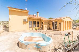 CHALET URBANO CON PISCINA, PISTA DE TENIS Y DE FRONTÓN photo 0