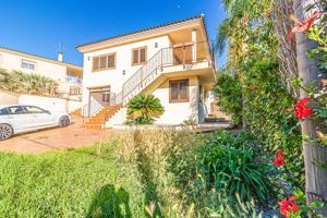 ¡Vive el encanto de la tranquilidad en este espectacular chalet en Los Lagos! photo 0