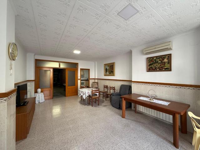 Casa espaciosa en Alginet con gran potencial y excelente ubicación photo 0