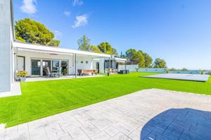 Exclusivo chalet moderno con piscina y gran parcela en Lloma de Molina, Catadau photo 0