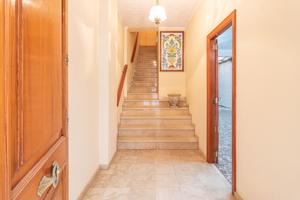 Casa zona centro Carlet con gran almacén y terraza – Excelente ubicación photo 0