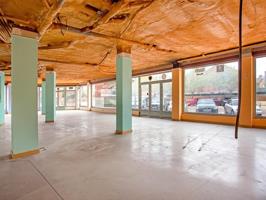 SE VENDE LOCAL EN PALENCIA CON GRAN ESCAPARATE photo 0