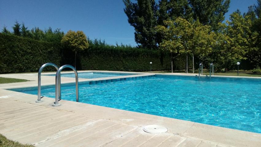 MONCASA VENDE ESPECTACULAR CHALET EN URBANIZACION DOS PASOS photo 0