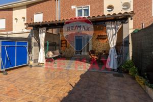 Espectacular chalet adosado con piscina comunitaria photo 0