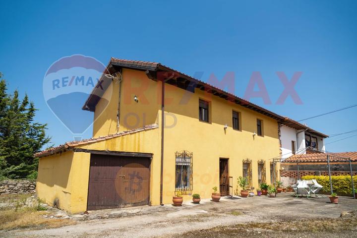 CASA PAREADA CON GARAJE Y TERRENO photo 0
