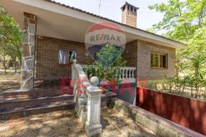 Un nuevo chalet familiar con terraza, chimenea y gran parcela photo 0