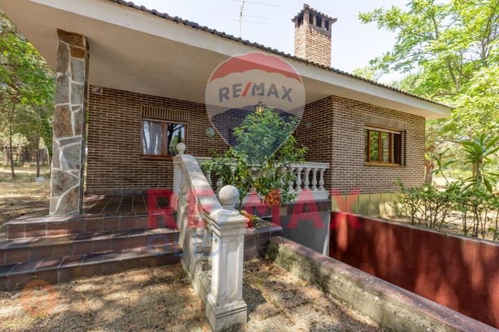 Un nuevo chalet familiar con terraza, chimenea y gran parcela photo 0