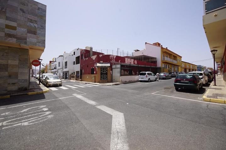 Casa adosada con local comercial en Puerto del Rosario. Fuerteventura. photo 0