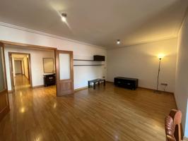 Apartamento moderno de 125 m2 con 3 dormitorios y plaza de garaje en el centro photo 0