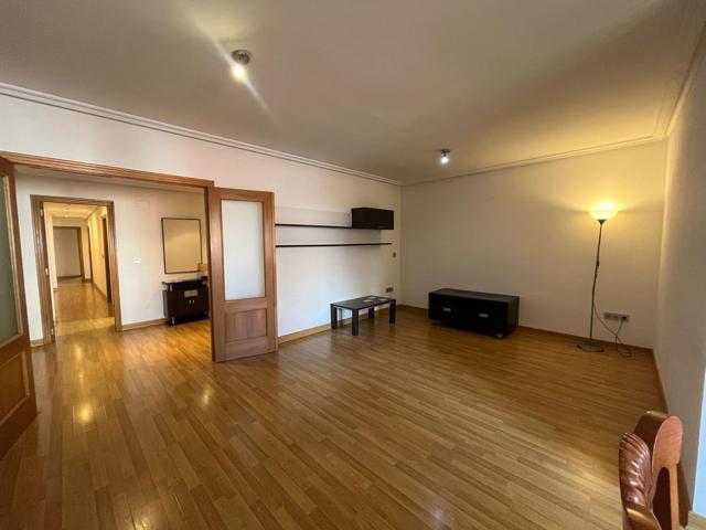 Apartamento moderno de 125 m2 con 3 dormitorios y plaza de garaje en el centro photo 0