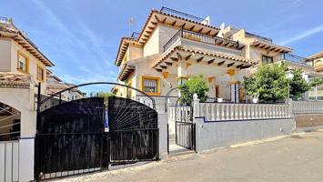 Encantadora casa adosada de dos dormitorios con piscina comunitaria cerca del mar 🌊 photo 0