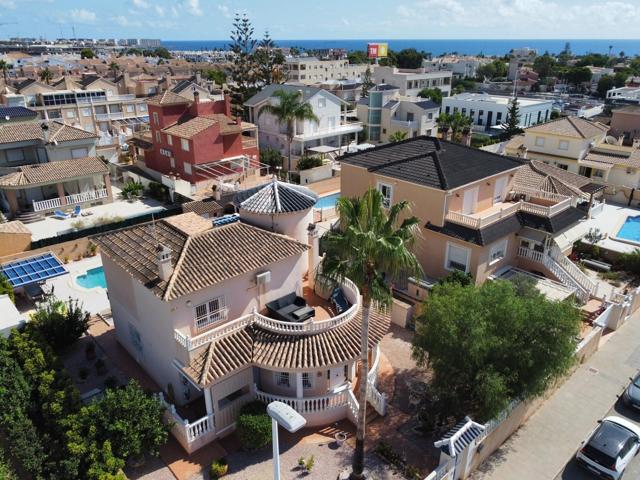 Villa Exclusiva en Venta en La Zenia - Amplia Parcela, Piscina Privada y Dos Hogares Independientes photo 0