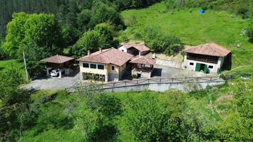 CONJUNTO DE CHALET, CUADRA, HORREO Y FINCA DE 20.000 M2. CON LICENCIA VACACIONAL photo 0