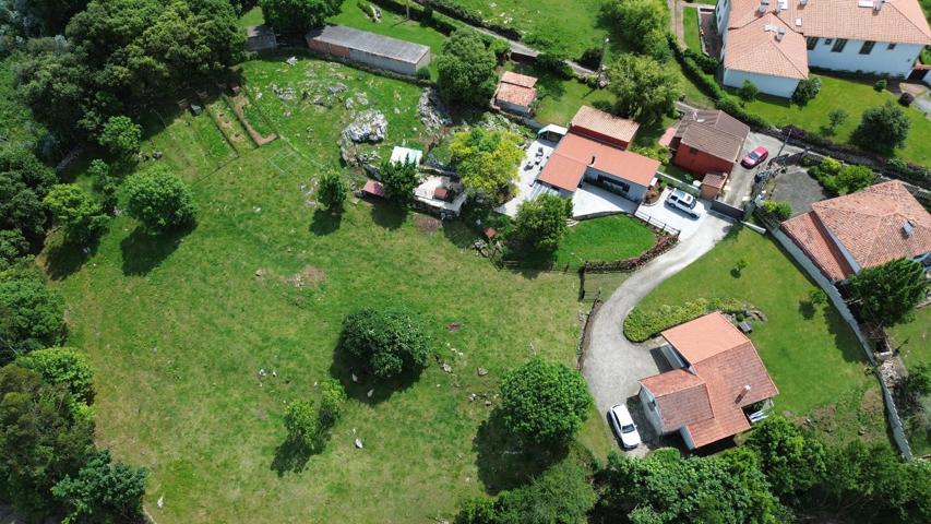 CHALET CON LICENCIA V.V. + CUADRA REFORMADA COMO VIVIENDA + PARCELA DE 5.000 m2 edificable DENTRO DEL NUCLEO RURAL DE RIBADESELLA photo 0