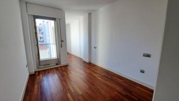 Piso luminoso con balcón en venta, para entrar a vivir photo 0