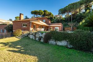 Espectacular Casa a 4 Vientos con Jardín y Piscina en Caldes d’Estrac, El Maresme photo 0