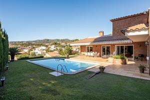 Espectacular Casa a 4 Vientos con Jardín y Piscina en Caldes d’Estrac, El Maresme photo 0