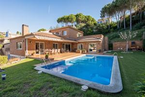 Espectacular Casa a 4 Vientos con Jardín y Piscina en Caldes d’Estrac, El Maresme photo 0