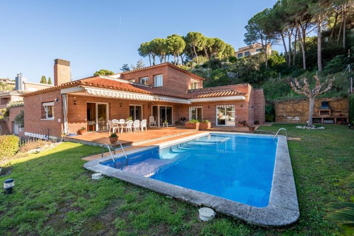Espectacular Casa a 4 Vientos con Jardín y Piscina en Caldes d’Estrac, El Maresme photo 0