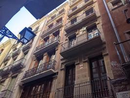Ático de ensueño en el Gótico: lujo, historia y una terraza privada de 81m² con jacuzzi photo 0