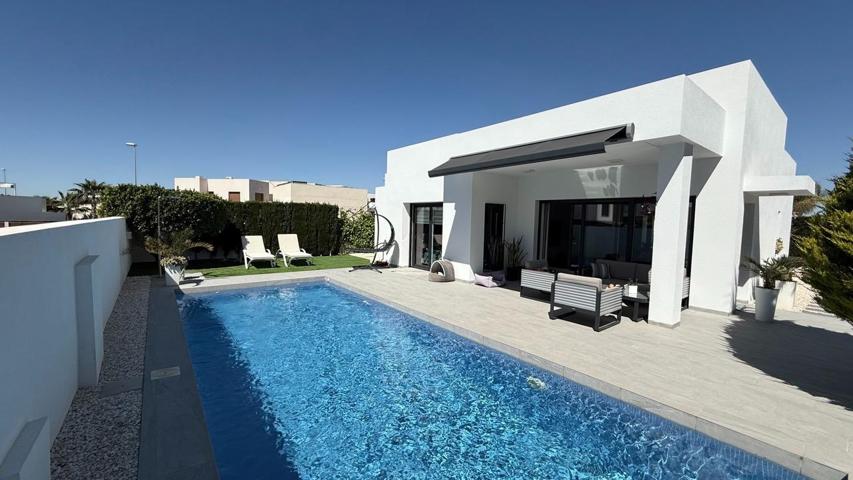Encantadora Villa con Piscina Privada y Energía Solar en Benijófar photo 0