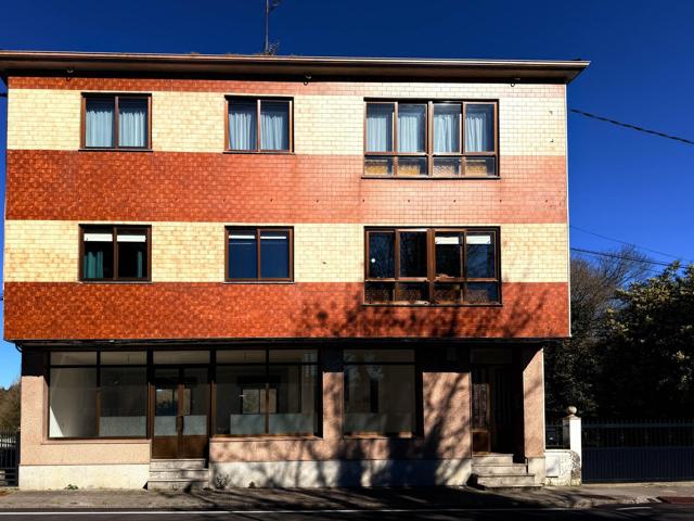 Casa independiente con dos viviendas y bajo comercial. Excelente ubicación photo 0