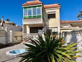 Casa familiar de 4 dormitorios en primera línea con impresionantes vistas al mar photo 0