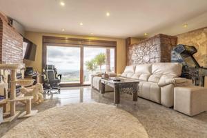 Ubicada en un entorno natural privilegiado, esta espectacular vivienda se encuentra en la exclusiva photo 0