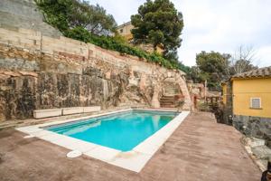 Ubicada en un entorno natural privilegiado, esta espectacular vivienda se encuentra en la exclusiva photo 0