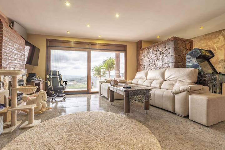Ubicada en un entorno natural privilegiado, esta espectacular vivienda se encuentra en la exclusiva photo 0