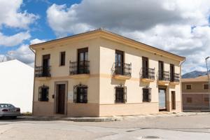Casa en venta con 2 viviendas independientes en la población de Villanueva del Trabuco, Málaga photo 0